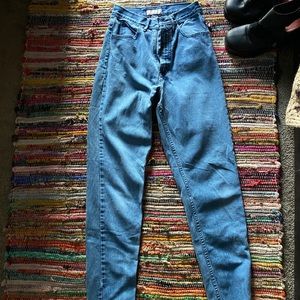 Ripped Butt Guess Highwaisted Jeans